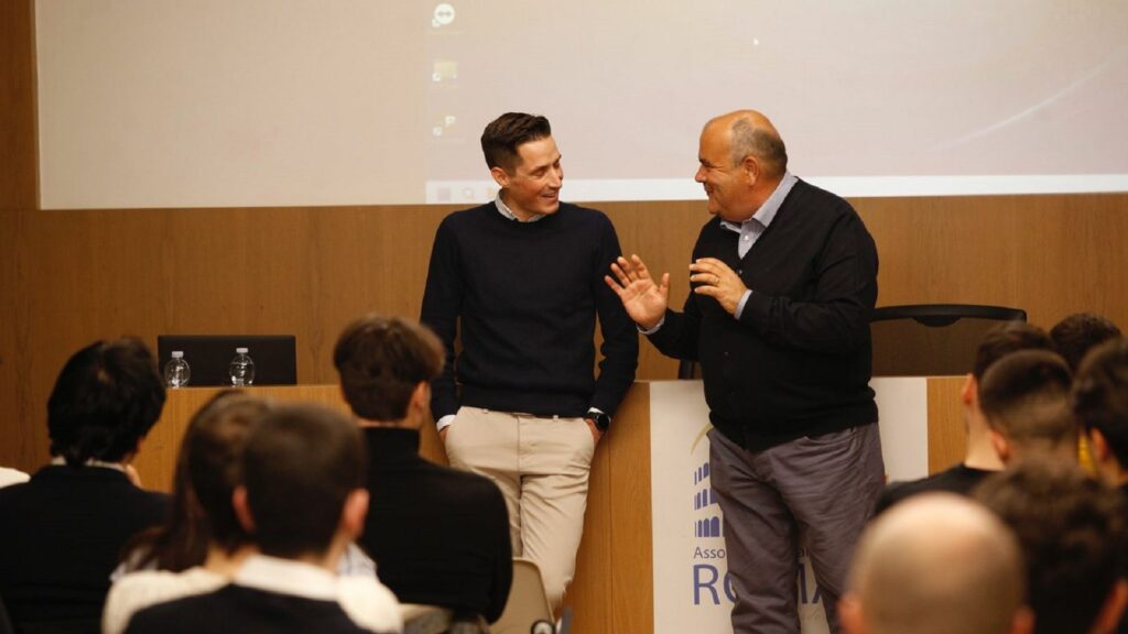 L'ASSISTENTE CAN ALEX CAVALLINA OSPITE IN SEZIONE 7 07